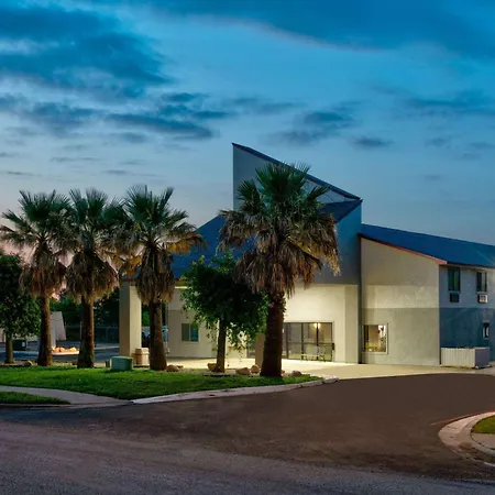 Super 8 By Wyndham New Braunfels I-35 Hotel